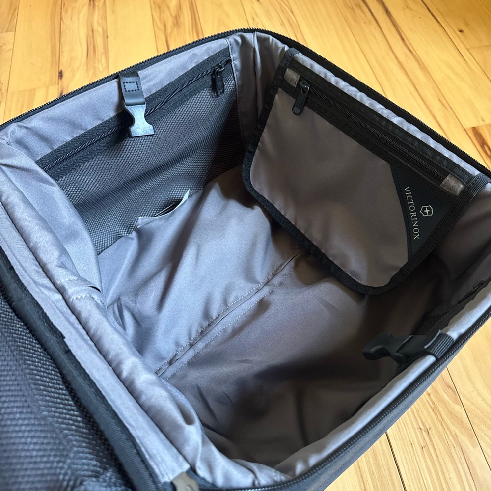 Victorinox Avolve 2.0 15” Carry On Overnight Spinner Suitcase - Picture 10 of 14